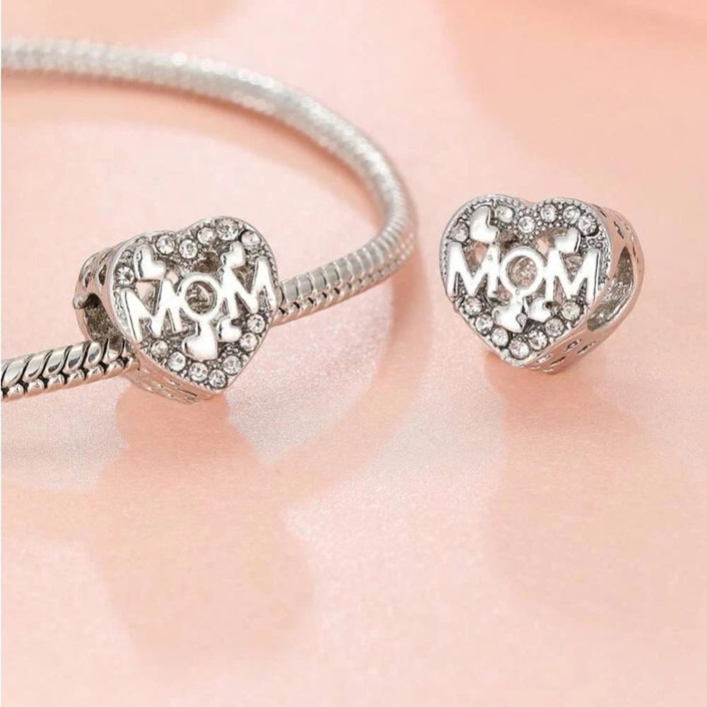 Charm- Bracelet Charm that fits any   Rhinestone Heart that say MOM Bracelet nwt